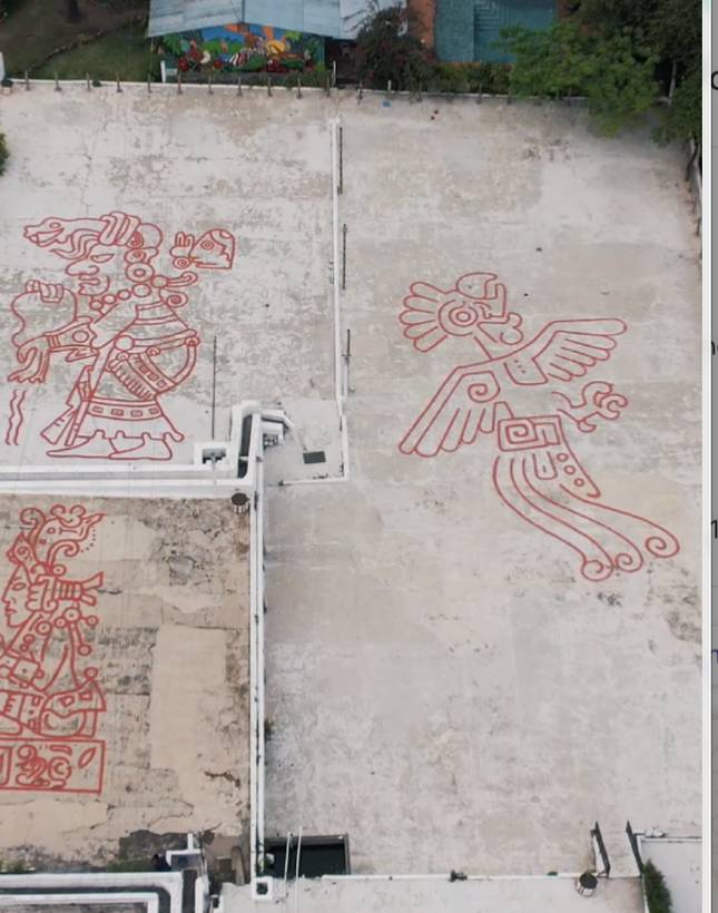Vista aerea delle aie del caffè con grandi incisioni maya in rosso